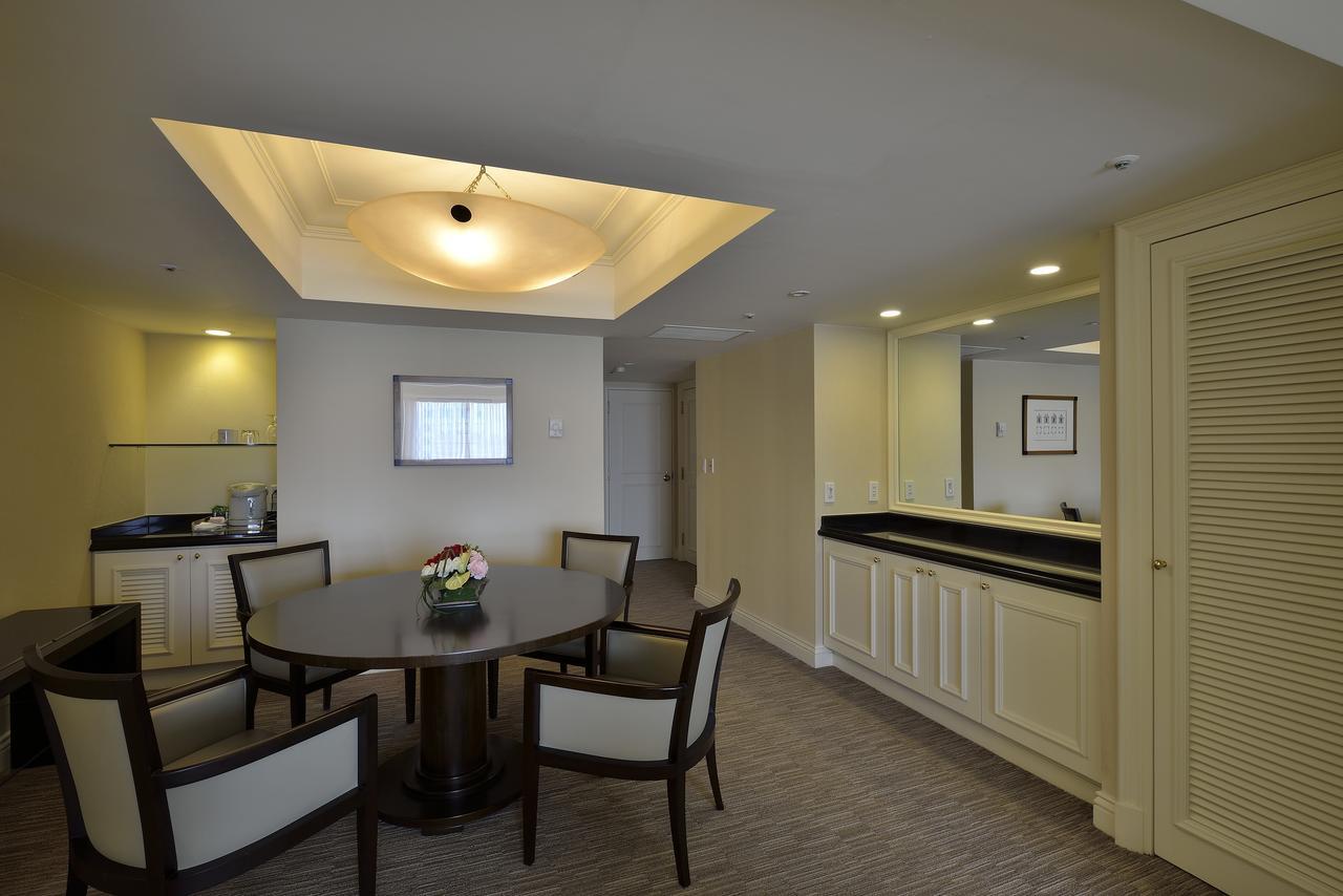 The Sherwood Tajpej Zewnętrze zdjęcie A suite at the Hilton Tokyo